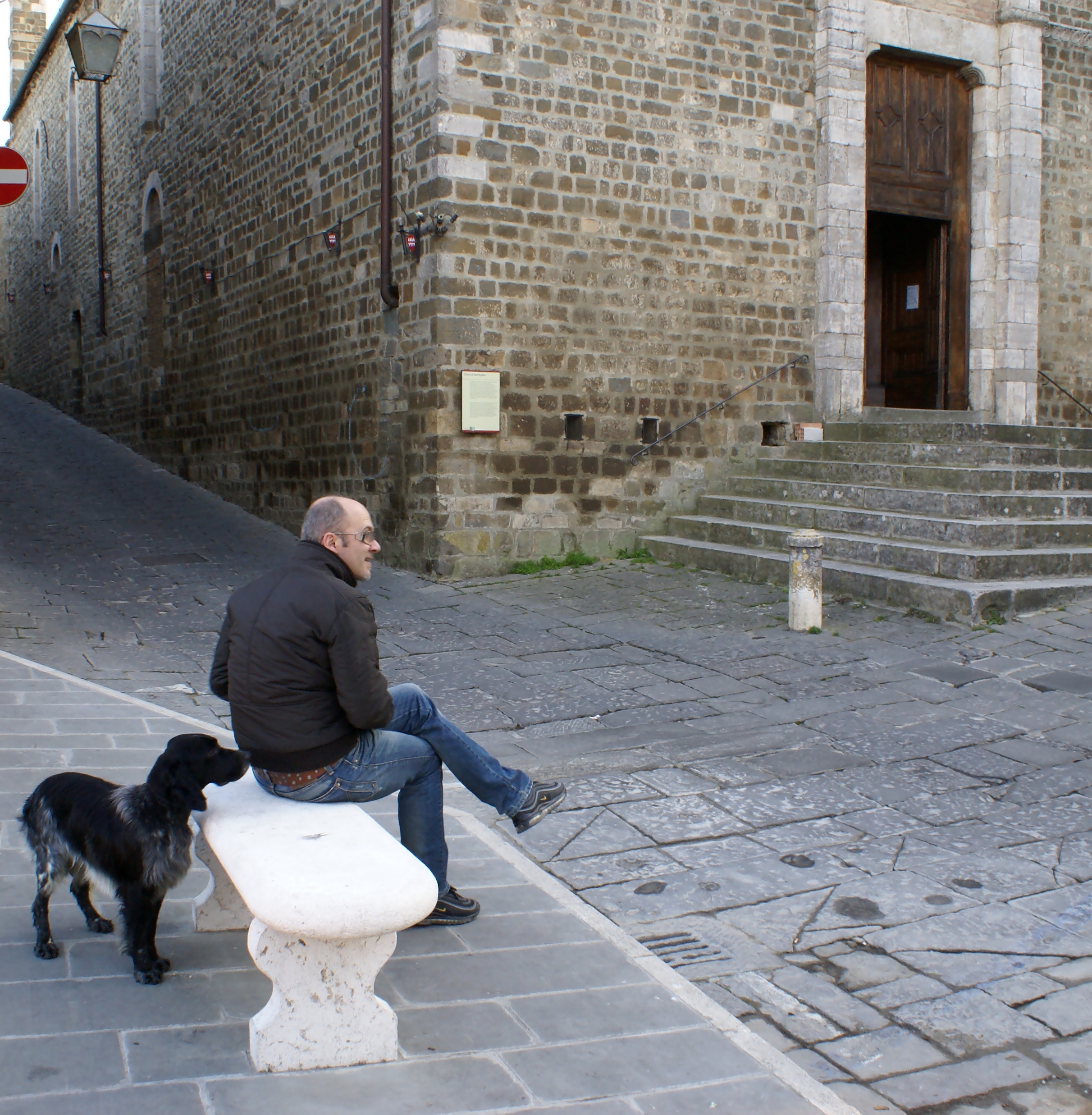 Pan i jego pies w Montalcino